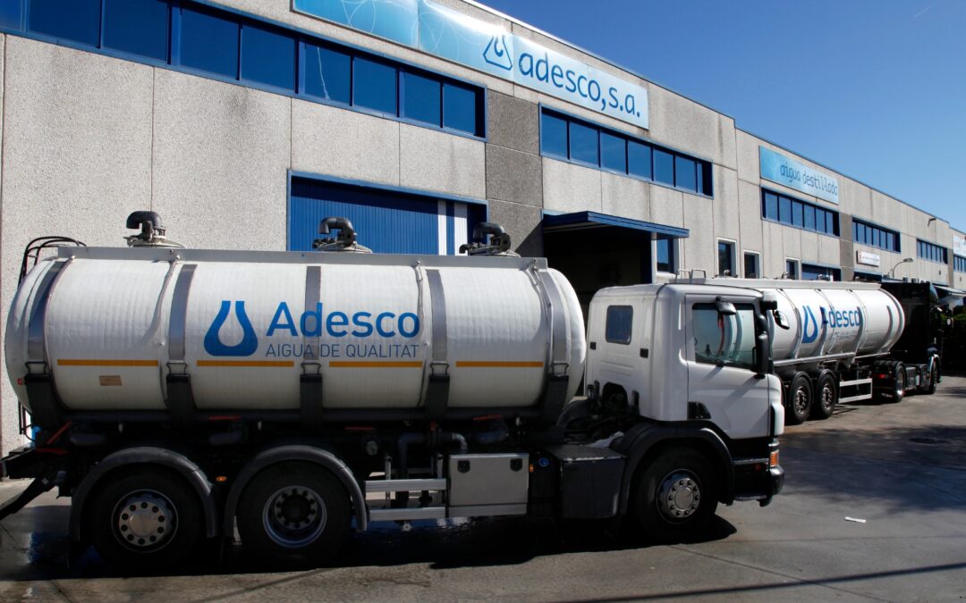 Agua potable en cisterna para emergencias: ¿cómo funciona el servicio urgente de Adesco?