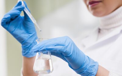Agua técnica en laboratorios: 3 claves esenciales que garantizan resultados de alta precisión